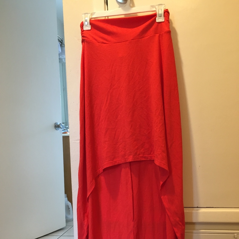 High-low asymmetrical skirt